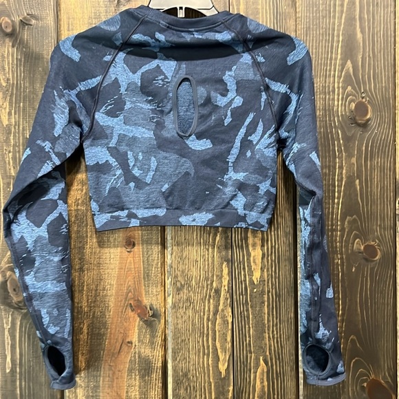 Gymshark Adapt Camo Seamless Crop Top M Blue Long Sleeves Activewear Stretch Gym - Picture 5 of 9